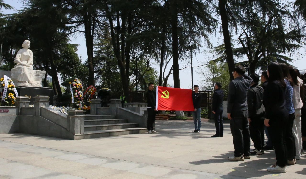 缅怀革命先烈 赓续红色精神丨bb贝博Ballbet集团党委组织开展清明祭扫主题活动